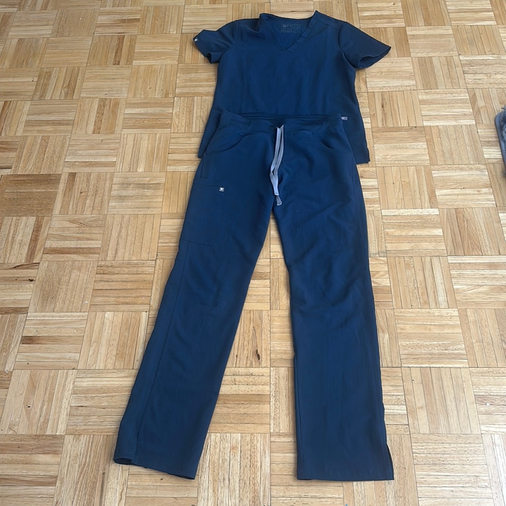 Dark Harbor Figs scrub set size XS